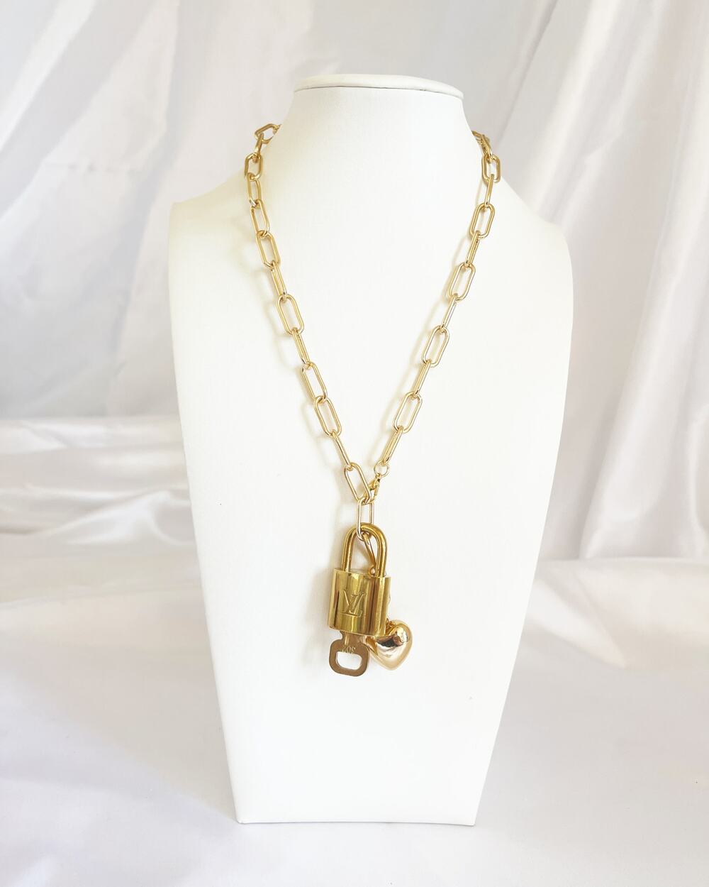 #302 LOUIS VUITTON Lock & Key Chain Necklace Pendant Heart 18k Gold Plated